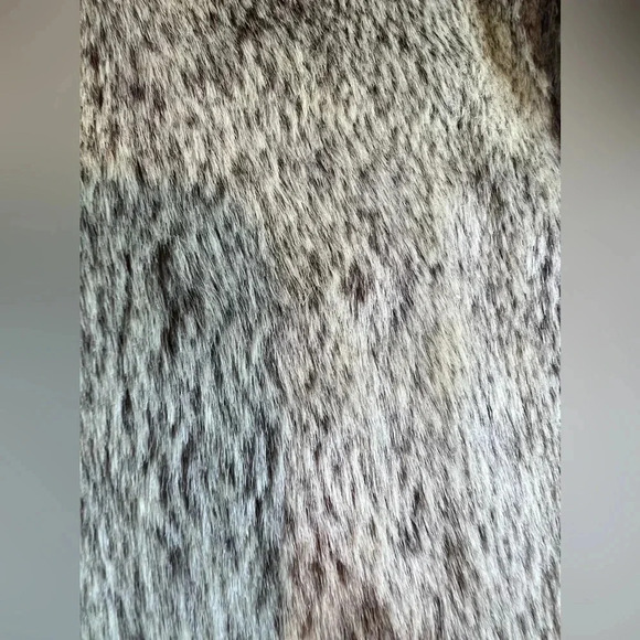 Old Navy | ladies reversible, faux fur/utility style vest. Size: M - Picture 15 of 16